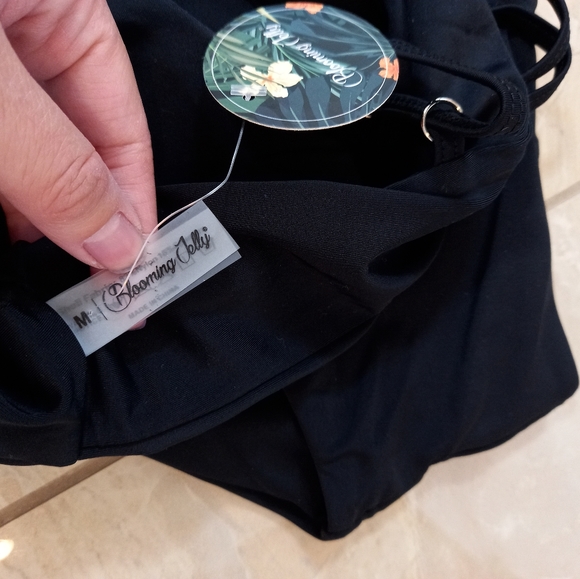 Blooming jelly black swim set size medium - Picture 7 of 8